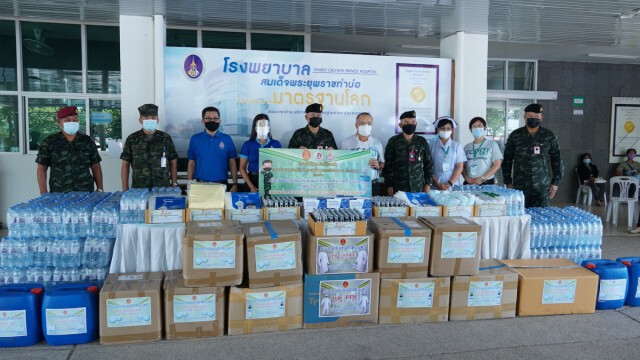 กองกำลังสุรศักดิ์มนตรีมอบชุด PPE ให้ รพ.ท่าบ่อ