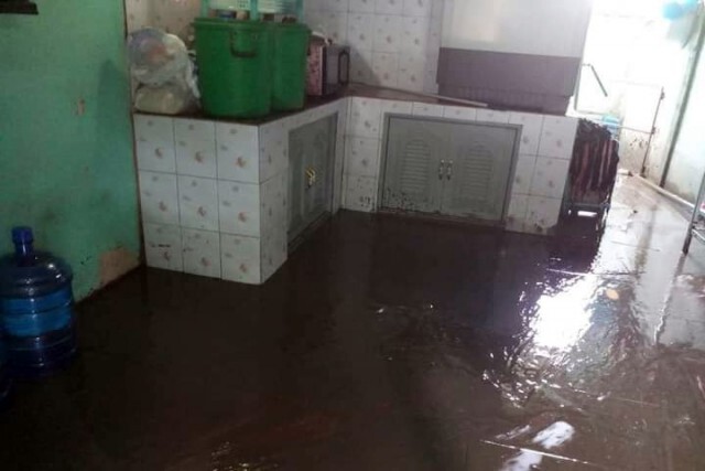 น้ำป่าไหลทะลักท่วมยับ 8 หมู่บ้าน หลังฝนตกหนักบนเขาค้อ