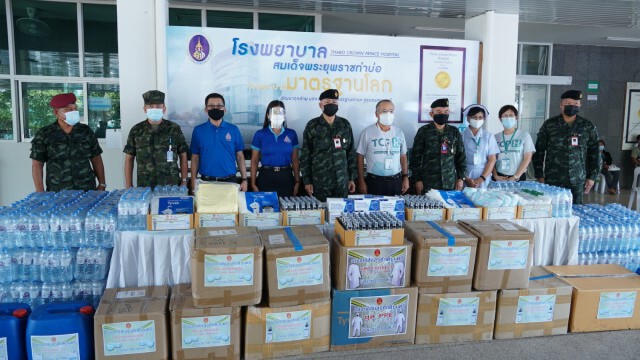 กองกำลังสุรศักดิ์มนตรีมอบชุด PPE ให้ รพ.ท่าบ่อ