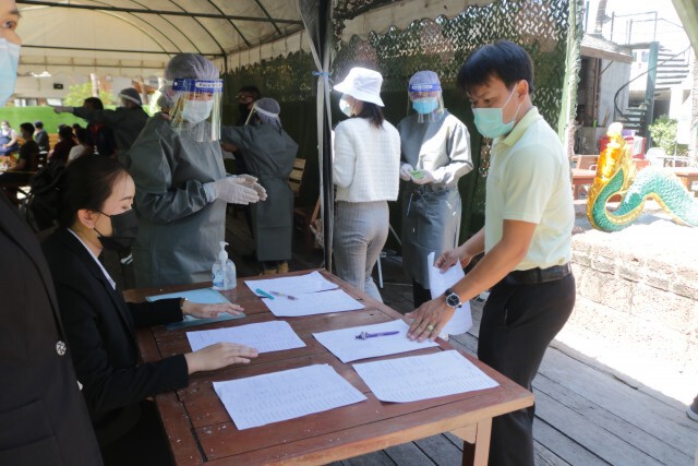 เจาะไข่แดงรุกพื้นที่เศรษฐกิจ นำรถพระราชทานตรวจโควิดเชิงรุก