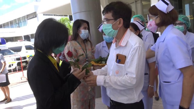 ส่งนักรบชุดขาวสู้ศึกโควิด รพ.สนาม เมืองทองธานี