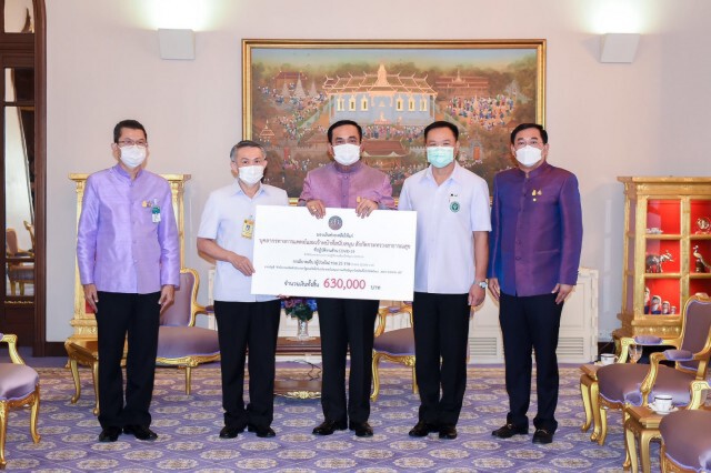 นายกฯมอบเงินและกรมธรรม์ช่วยเหลือบุคลากรทางการแพทย์ที่ได้รับผลกระทบจากโควิด