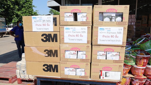 เจ้าของห้างค้าปลีก-ส่งมอบเงินสิ่งของช่วยสู้โควิด