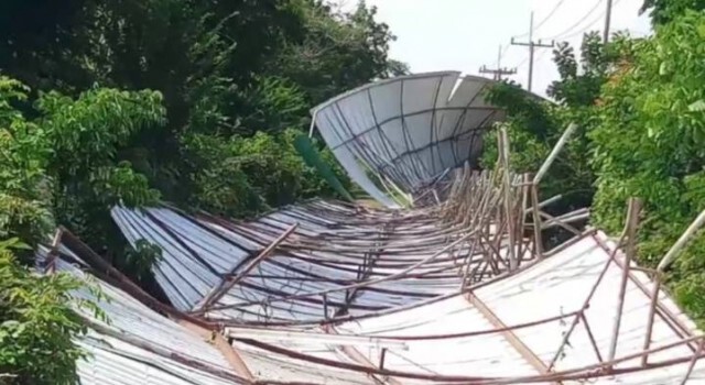 พายุถล่ม พัดหลังคาวิทยาลัยฯพังยับ