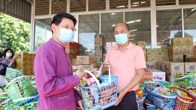 เจ้าของห้างค้าปลีก-ส่งมอบเงินสิ่งของช่วยสู้โควิด