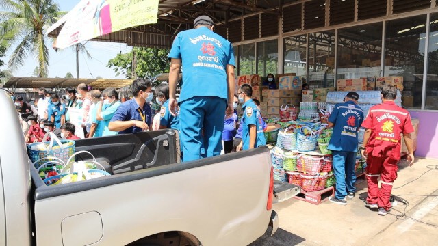 เจ้าของห้างค้าปลีก-ส่งมอบเงินสิ่งของช่วยสู้โควิด