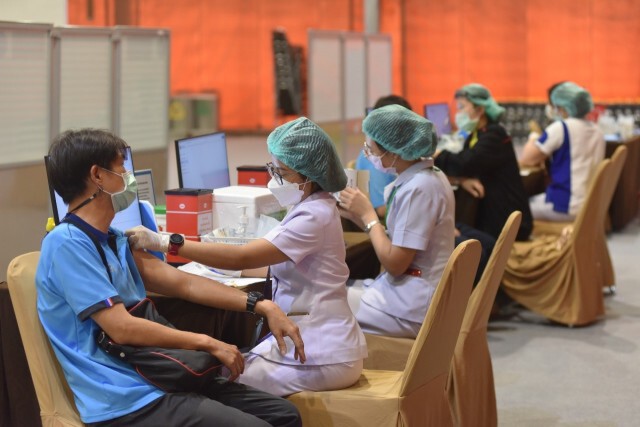 รัฐผนึกเอกชน ตั้งเป้าฉีดวัคซีน 50,000 คนต่อวัน