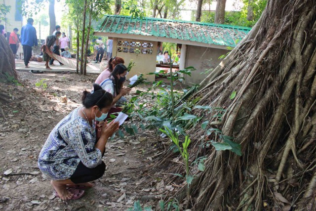 พึ่งสิ่งศักดิ์สิทธิ์ ชาวบ้านทำพิธีไหว้ผีปู่ตาจุดบั้งไฟไล่โรคร้ายโควิด