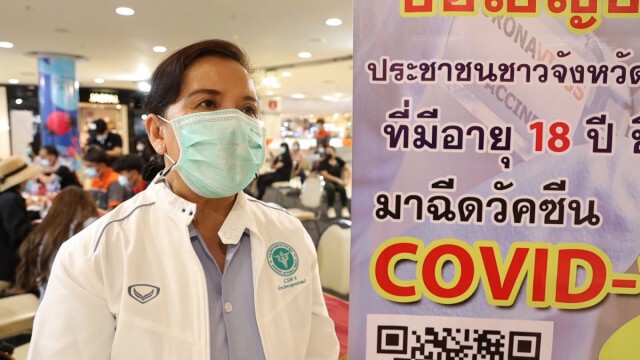 สสจ.อุดรเปิดบูทในห้างสอนลงทะเบียนฉีดวัคซีน"หมอพร้อม"