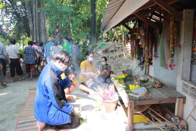 พึ่งสิ่งศักดิ์สิทธิ์ ชาวบ้านทำพิธีไหว้ผีปู่ตาจุดบั้งไฟไล่โรคร้ายโควิด