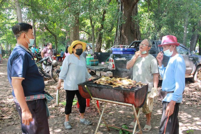 พึ่งสิ่งศักดิ์สิทธิ์ ชาวบ้านทำพิธีไหว้ผีปู่ตาจุดบั้งไฟไล่โรคร้ายโควิด