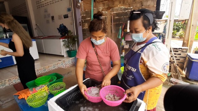 กุ้ง 2 บาท !แม่ค้าอาหารทะเลไอเดียเจ๋ง ปรับกลยุทธ์สู้โควิด