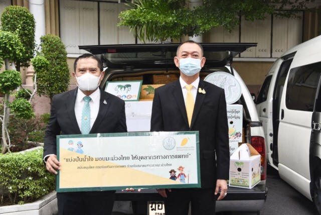 รมต.เกษตรฯ รับมอบผักอินทรีย์และมะม่วงน้ำดอกไม้สีทอง ให้บุคลากรทางการแพทย์สู้โควิด