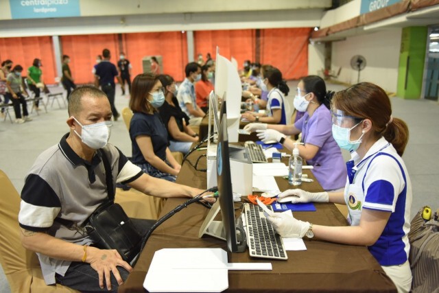 รัฐผนึกเอกชน ตั้งเป้าฉีดวัคซีน 50,000 คนต่อวัน