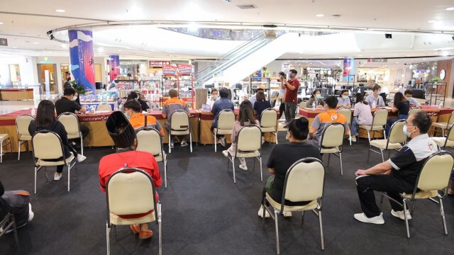 สสจ.อุดรเปิดบูทในห้างสอนลงทะเบียนฉีดวัคซีน"หมอพร้อม"
