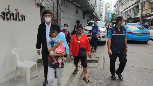 "ชัช เตาปูน" ใจบุญรับดูแลครอบครัว 6 ชีวิตนอนริมถนน