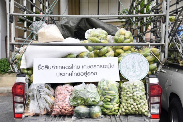 รมต.เกษตรฯ รับมอบผักอินทรีย์และมะม่วงน้ำดอกไม้สีทอง ให้บุคลากรทางการแพทย์สู้โควิด