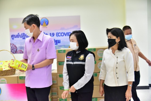 กระทรวงแรงงานรับมอบข้าวผัดอบกรอบผสมผักและผลไม้อบแห้งเพื่อส่งมอบบุคลากรทางการแพทย์