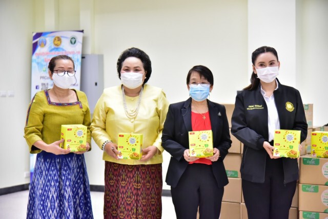 กระทรวงแรงงานรับมอบข้าวผัดอบกรอบผสมผักและผลไม้อบแห้งเพื่อส่งมอบบุคลากรทางการแพทย์