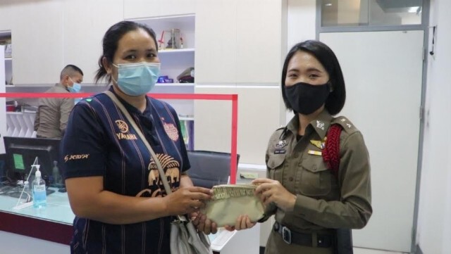พบแล้ว! เจ้าของกระเป๋าที่หนุ่มส่ง ปณ. เก็บได้