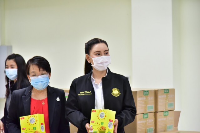 กระทรวงแรงงานรับมอบข้าวผัดอบกรอบผสมผักและผลไม้อบแห้งเพื่อส่งมอบบุคลากรทางการแพทย์