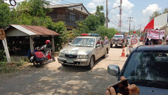 ส่งรถกู้ภัยรับตัวชาวบ้านกลุ่มเสี่ยงตรวจหาโควิดหลังปิดหมู่บ้าน