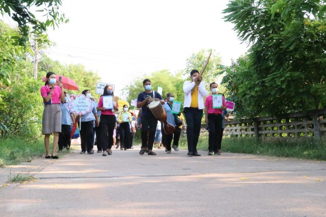 นายก ทต.บ้านค้อ ขอนแก่น "เป่าแคน"ชวนชาวบ้านฉีดวัคซีน