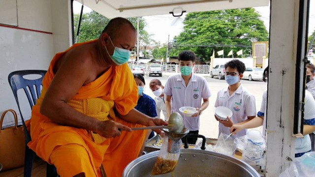 "หลวงพี่ช้าง"ทำอาหาร-เลี้ยงบุคลากรทางการแพทย์