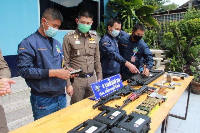 รวบคู่รักคาหอพักลอบขายอาวุธสงครามยึดของกลางเพียบ