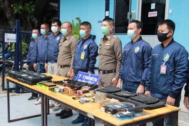รวบคู่รักคาหอพักลอบขายอาวุธสงครามยึดของกลางเพียบ