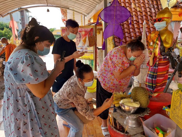 ห่วงใยไอ้ไข่ !นำหน้ากากอนามัยมาสวมให้