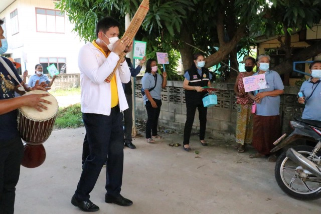 นายก ทต.บ้านค้อ ขอนแก่น "เป่าแคน"ชวนชาวบ้านฉีดวัคซีน