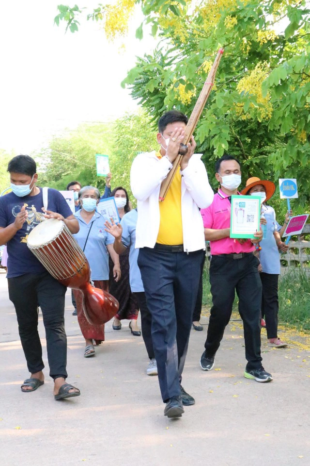 นายก ทต.บ้านค้อ ขอนแก่น "เป่าแคน"ชวนชาวบ้านฉีดวัคซีน