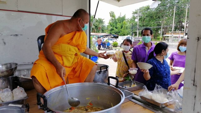 "หลวงพี่ช้าง"ทำอาหาร-เลี้ยงบุคลากรทางการแพทย์