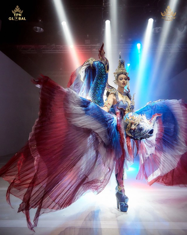 "อแมนด้า" สวมชุดปลากัด โชว์แหวกว่ายเวทีนางงามจักรวาล