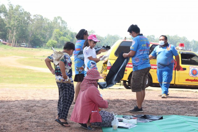 เยาวชนกว่า 20 คนรวมตัวกันทำดีเก็บขยะริมเขื่อน