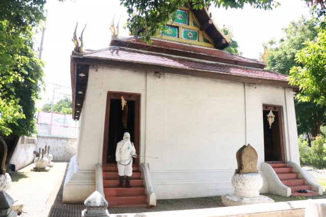 ฉีดพ่นยาในวิหารวัดใหญ่ก่อนเปิดให้ประชาชนกราบสักการะ
