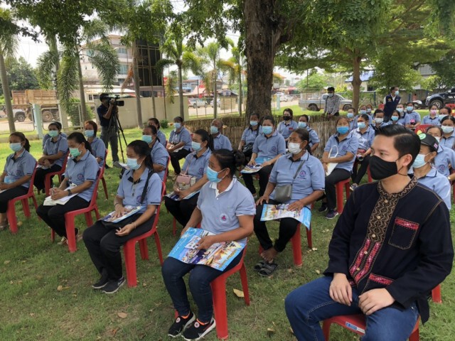 ลุยเคาะประตูบ้านรณรงค์ฉีดวัคซีนจัดผ้าป่ามอบประกันภัยโควิดอสม.