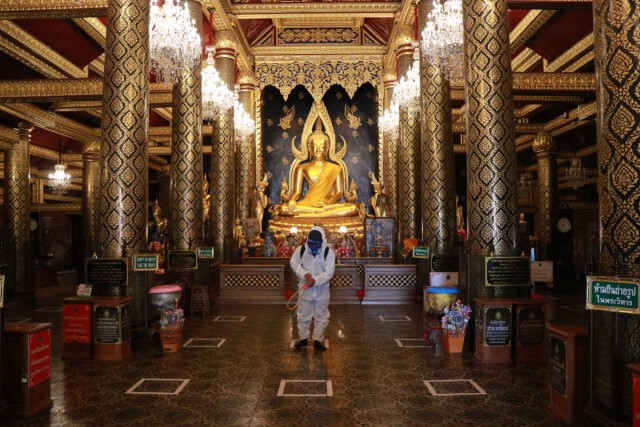 ฉีดพ่นยาในวิหารวัดใหญ่ก่อนเปิดให้ประชาชนกราบสักการะ