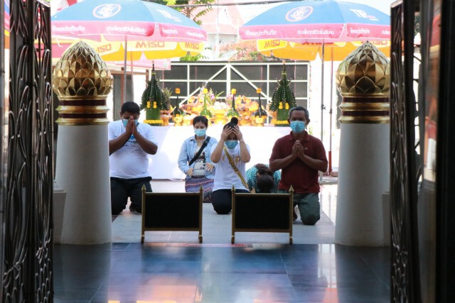 ฉีดพ่นยาในวิหารวัดใหญ่ก่อนเปิดให้ประชาชนกราบสักการะ