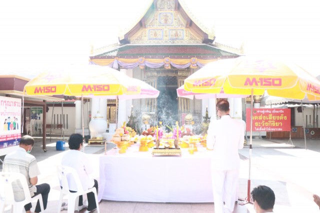 ฉีดพ่นยาในวิหารวัดใหญ่ก่อนเปิดให้ประชาชนกราบสักการะ