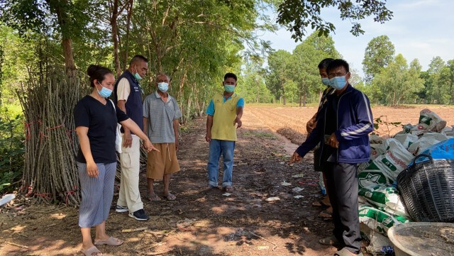 สลดฟ้าผ่าหญิงเจ้าของไร่มันดับคาที่สามีลูกสาวและญาติสลบ