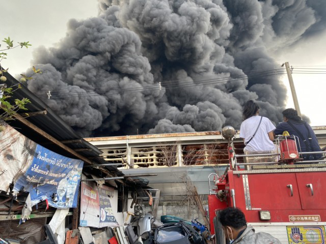 ไฟไหม้โรงงานพลาสติกย่านสุขาฯ 5