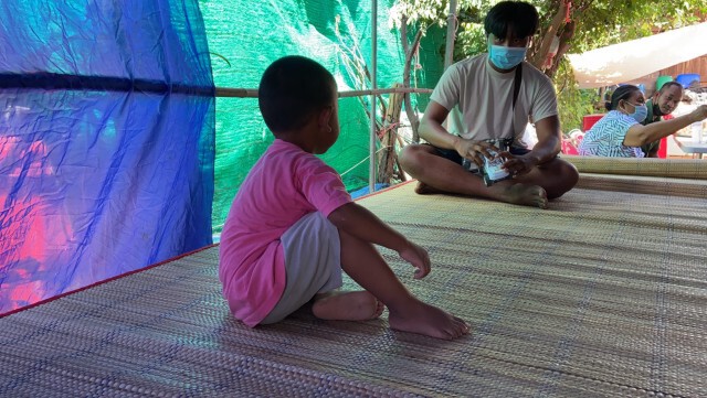 สลดฟ้าผ่าหญิงเจ้าของไร่มันดับคาที่สามีลูกสาวและญาติสลบ