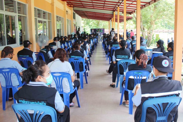 อสม.เดินสายเคาะประตูบ้านรณรงค์ฉีดวัคซีนป้องกันโควิด