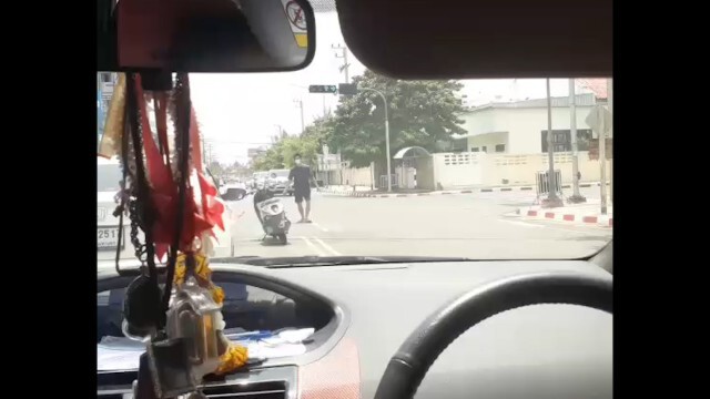 (คลิป)หนุ่มลงมาเต้นกลางสี่แยกไฟแดง ทำเอางงทั้งอำเภอ