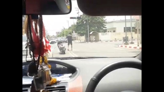 (คลิป)หนุ่มลงมาเต้นกลางสี่แยกไฟแดง ทำเอางงทั้งอำเภอ