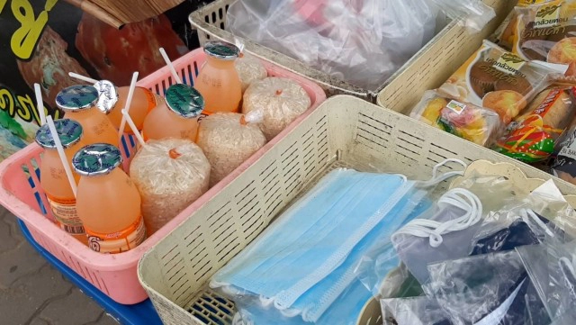 ร้านเล็กหัวใจใหญ่ คนเร่ร่อนยากไร้กินฟรี ขายอาหารสุดถูกเริ่มต้น 15 บาท