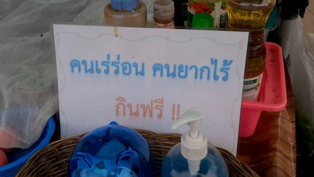 ร้านเล็กหัวใจใหญ่ คนเร่ร่อนยากไร้กินฟรี ขายอาหารสุดถูกเริ่มต้น 15 บาท