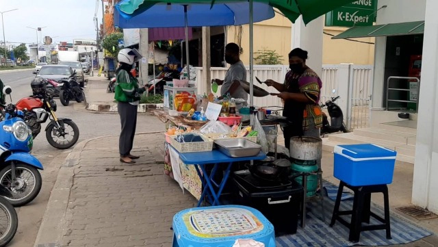 ร้านเล็กหัวใจใหญ่ คนเร่ร่อนยากไร้กินฟรี ขายอาหารสุดถูกเริ่มต้น 15 บาท